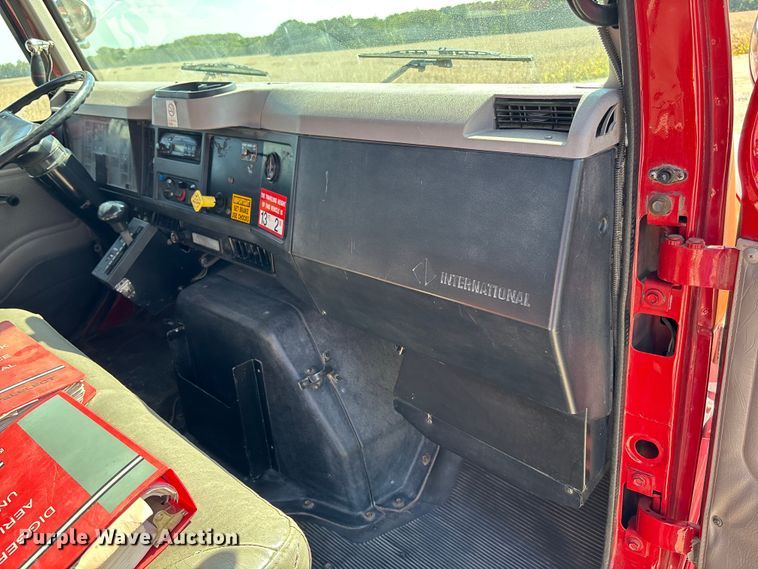 image for item ET4685 1998 International 4900 digger derrick truck