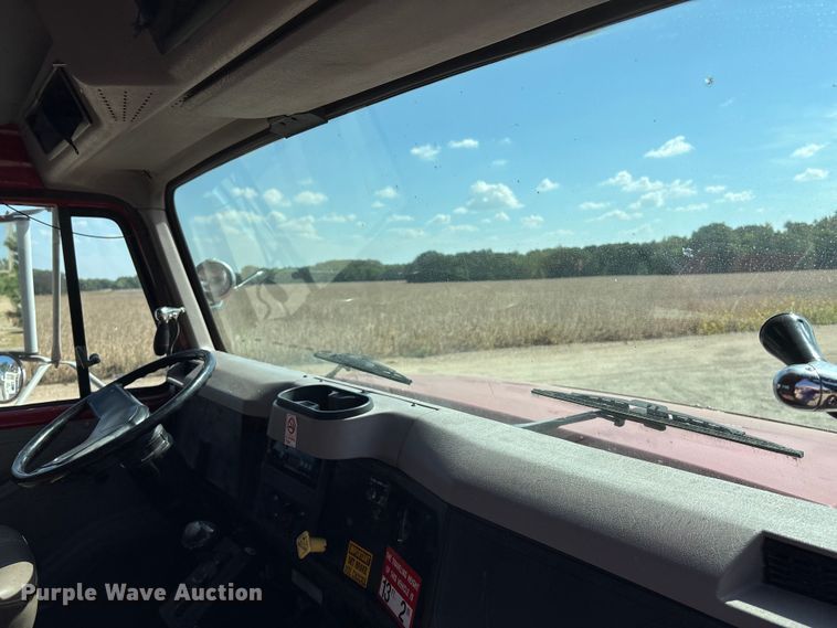 image for item ET4685 1998 International 4900 digger derrick truck