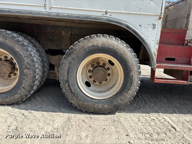 image for item ET4685 1998 International 4900 digger derrick truck