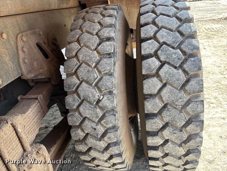 image for item ET4685 1998 International 4900 digger derrick truck