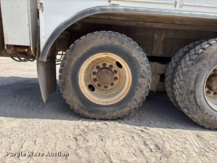 image for item ET4685 1998 International 4900 digger derrick truck