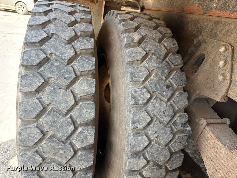 image for item ET4685 1998 International 4900 digger derrick truck