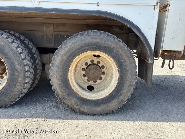 image for item ET4685 1998 International 4900 digger derrick truck