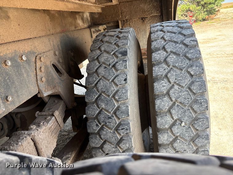 image for item ET4685 1998 International 4900 digger derrick truck