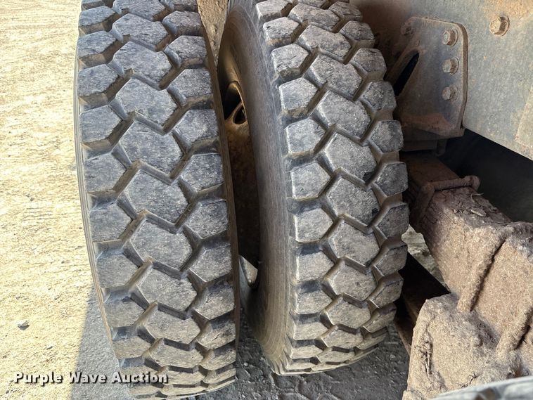 image for item ET4685 1998 International 4900 digger derrick truck