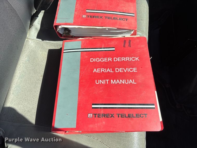 image for item ET4685 1998 International 4900 digger derrick truck