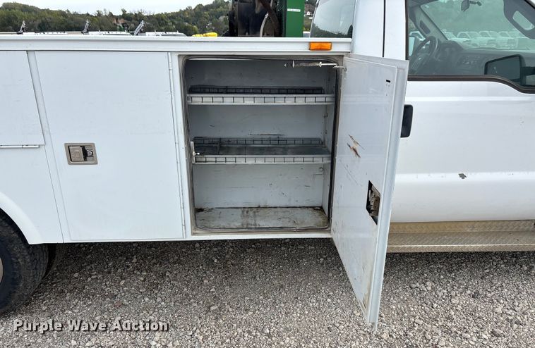 image for item ET4689 2014 Ford F350 Super Duty utility bed pickup truck