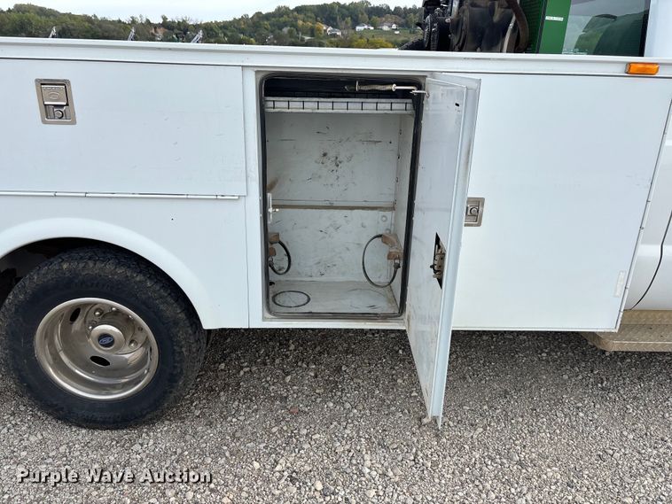 image for item ET4689 2014 Ford F350 Super Duty utility bed pickup truck