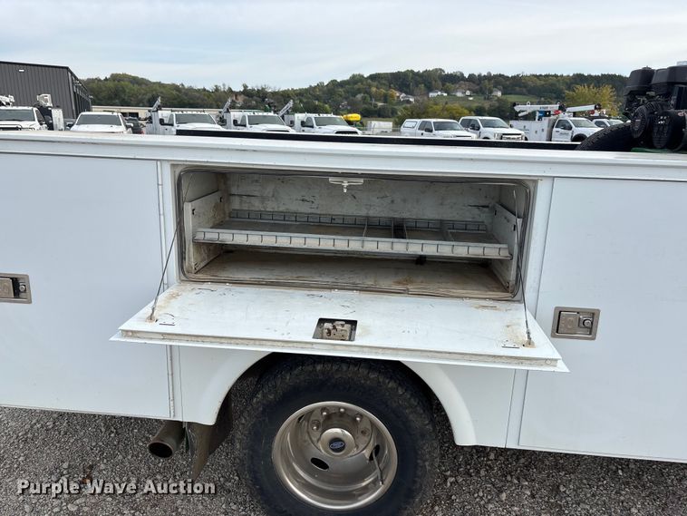 image for item ET4689 2014 Ford F350 Super Duty utility bed pickup truck