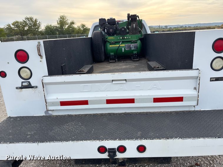 image for item ET4689 2014 Ford F350 Super Duty utility bed pickup truck