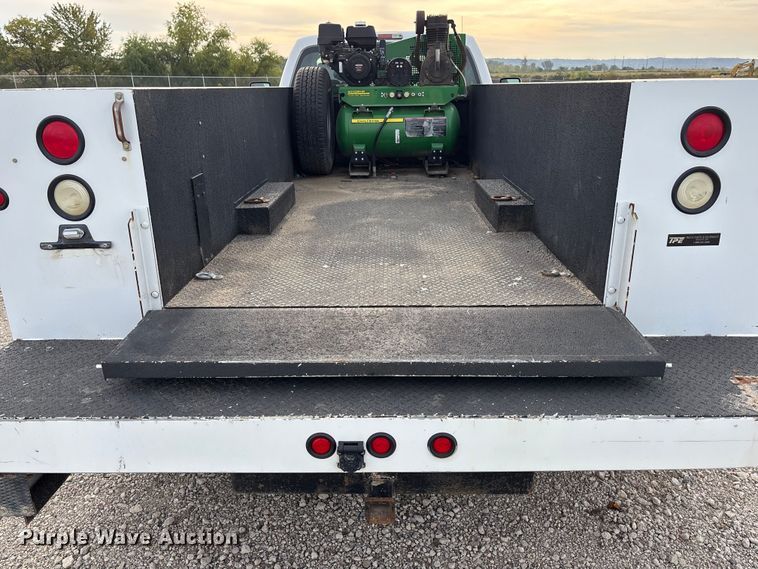 image for item ET4689 2014 Ford F350 Super Duty utility bed pickup truck