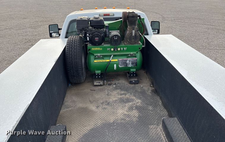 image for item ET4689 2014 Ford F350 Super Duty utility bed pickup truck