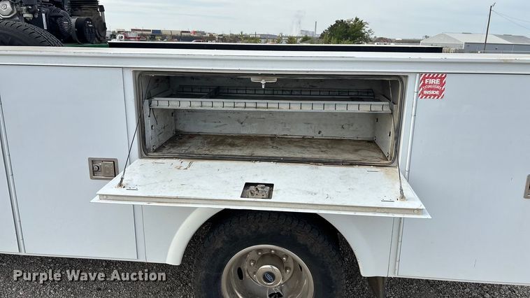 image for item ET4689 2014 Ford F350 Super Duty utility bed pickup truck