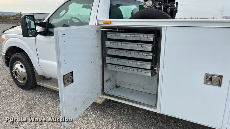 image for item ET4689 2014 Ford F350 Super Duty utility bed pickup truck