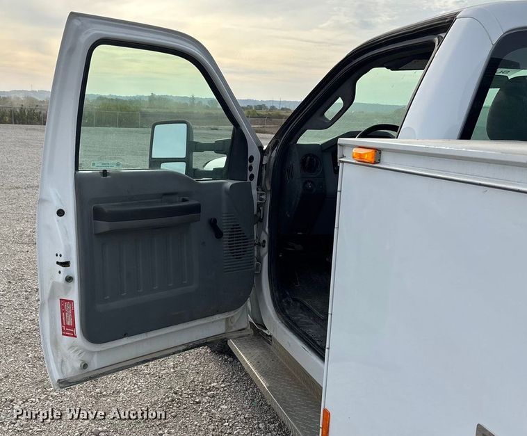 image for item ET4689 2014 Ford F350 Super Duty utility bed pickup truck