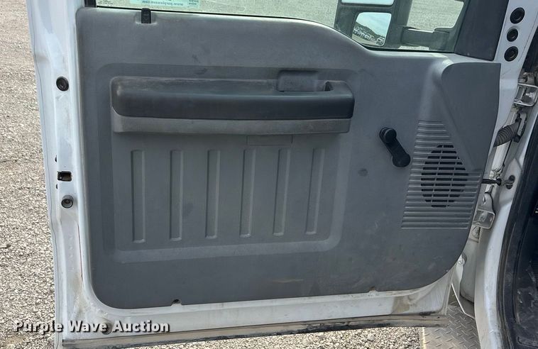 image for item ET4689 2014 Ford F350 Super Duty utility bed pickup truck