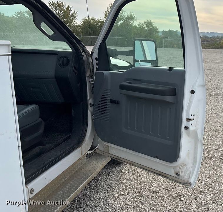 image for item ET4689 2014 Ford F350 Super Duty utility bed pickup truck