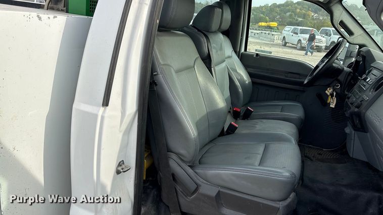 image for item ET4689 2014 Ford F350 Super Duty utility bed pickup truck