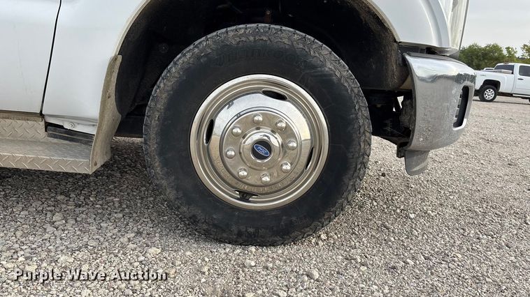 image for item ET4689 2014 Ford F350 Super Duty utility bed pickup truck