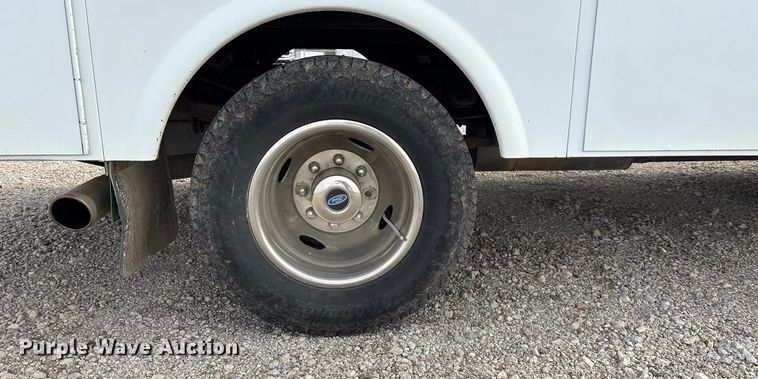 image for item ET4689 2014 Ford F350 Super Duty utility bed pickup truck