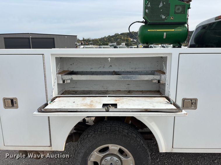 image for item ET4691 2014 Ford F250 Super Duty utility bed pickup truck