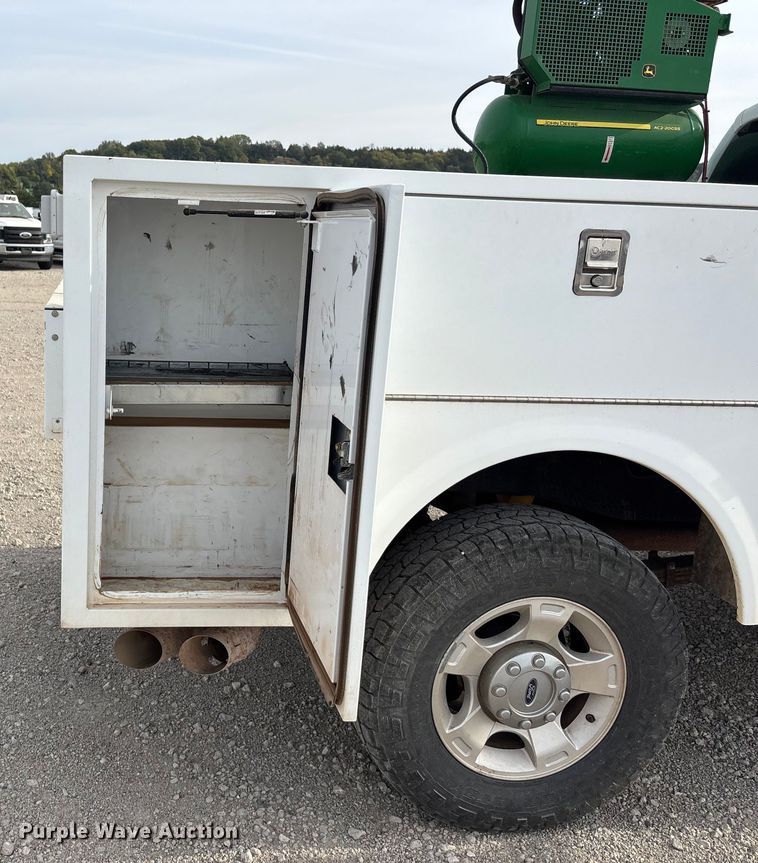 image for item ET4691 2014 Ford F250 Super Duty utility bed pickup truck