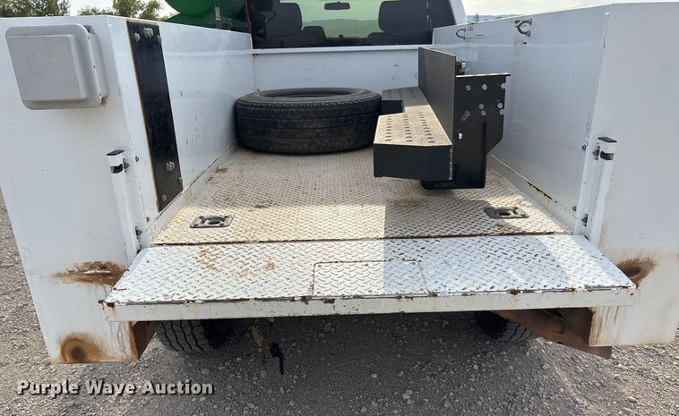 image for item ET4691 2014 Ford F250 Super Duty utility bed pickup truck