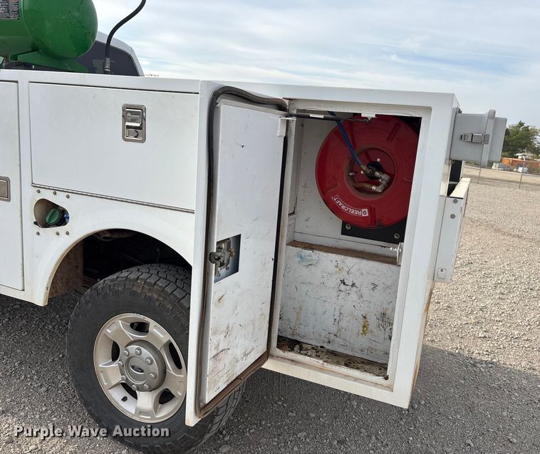 image for item ET4691 2014 Ford F250 Super Duty utility bed pickup truck