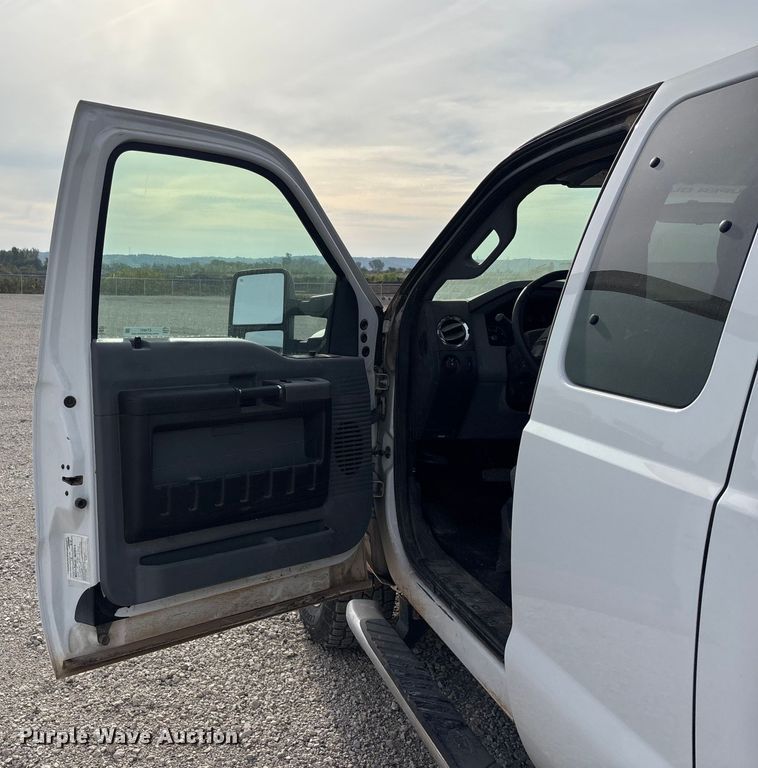 image for item ET4691 2014 Ford F250 Super Duty utility bed pickup truck