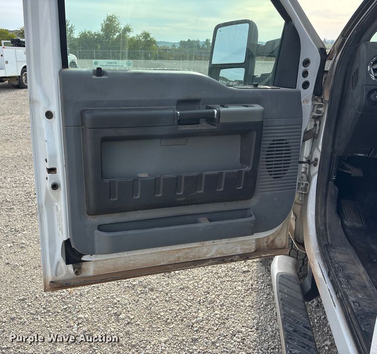 image for item ET4691 2014 Ford F250 Super Duty utility bed pickup truck