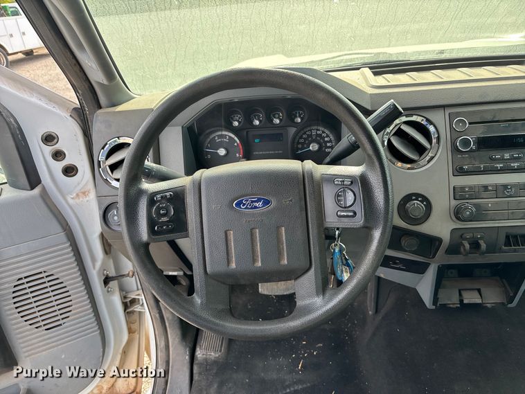 image for item ET4691 2014 Ford F250 Super Duty utility bed pickup truck