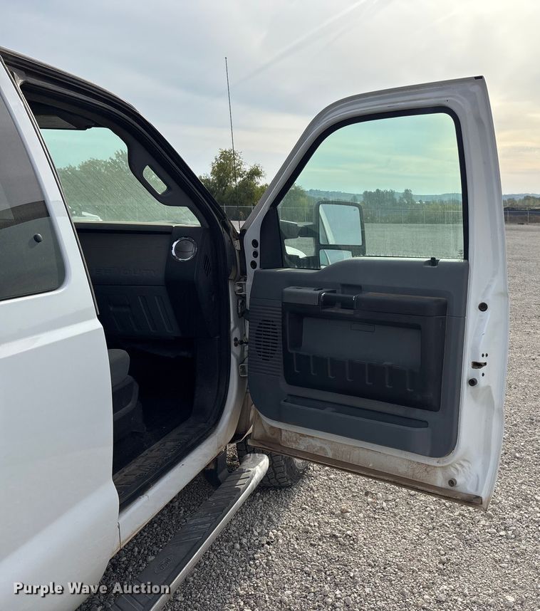 image for item ET4691 2014 Ford F250 Super Duty utility bed pickup truck