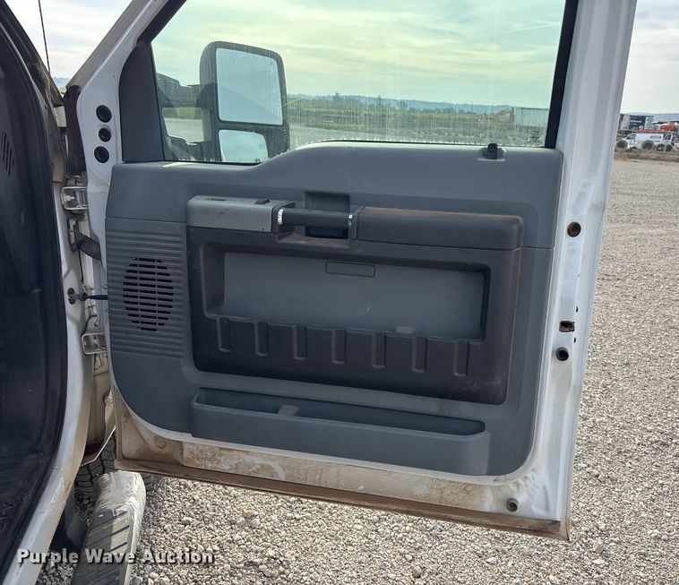 image for item ET4691 2014 Ford F250 Super Duty utility bed pickup truck