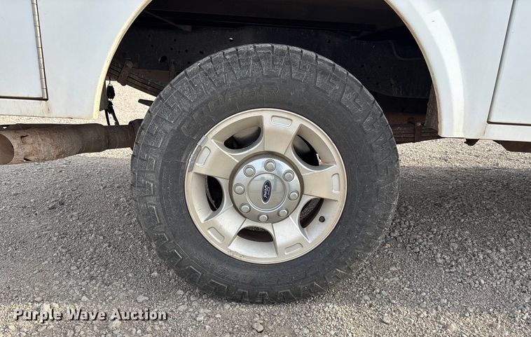 image for item ET4691 2014 Ford F250 Super Duty utility bed pickup truck