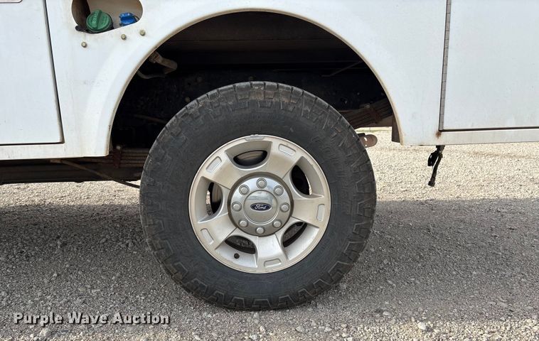 image for item ET4691 2014 Ford F250 Super Duty utility bed pickup truck