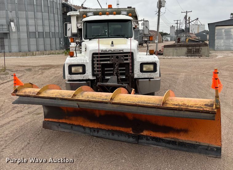 image for item ET4700 1998 Mack RD688S dump truck