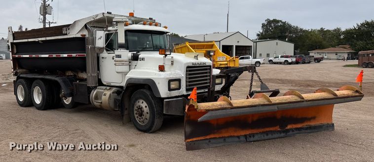 image for item ET4700 1998 Mack RD688S dump truck