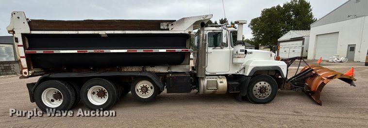 image for item ET4700 1998 Mack RD688S dump truck
