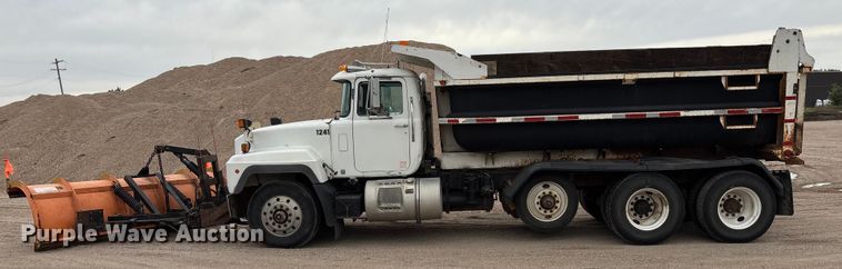 image for item ET4700 1998 Mack RD688S dump truck