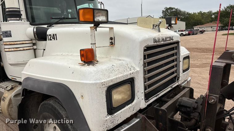 image for item ET4700 1998 Mack RD688S dump truck