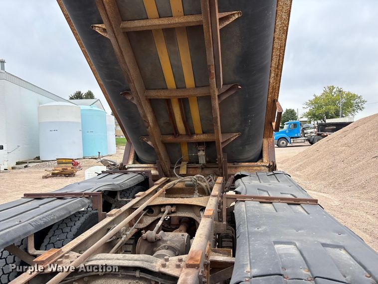 image for item ET4700 1998 Mack RD688S dump truck