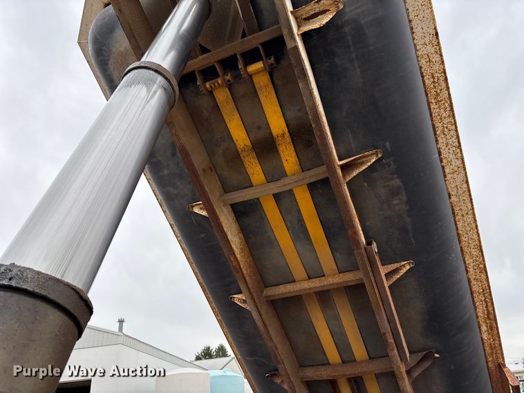 image for item ET4700 1998 Mack RD688S dump truck