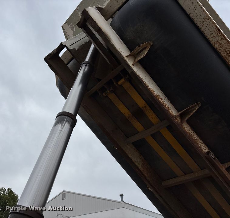 image for item ET4700 1998 Mack RD688S dump truck