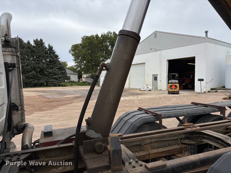 image for item ET4700 1998 Mack RD688S dump truck