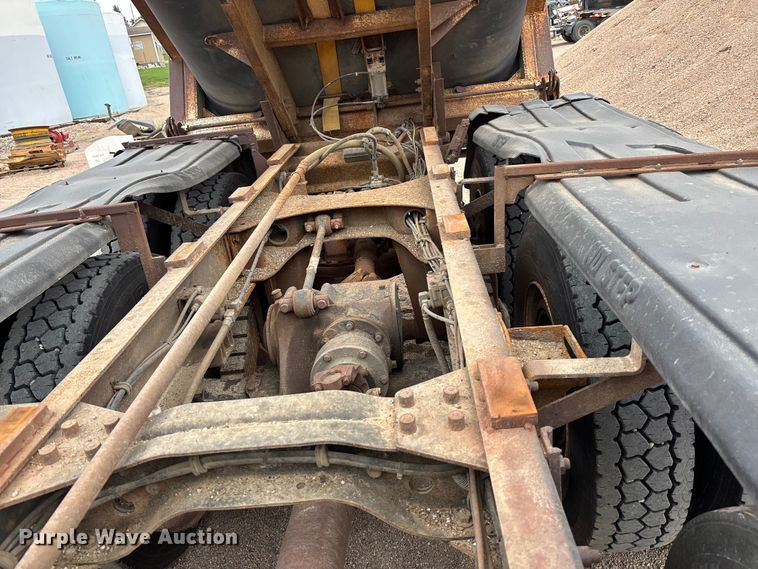 image for item ET4700 1998 Mack RD688S dump truck