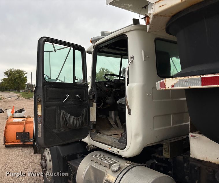 image for item ET4700 1998 Mack RD688S dump truck