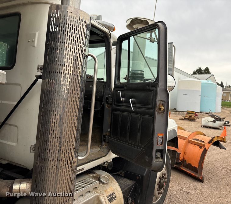 image for item ET4700 1998 Mack RD688S dump truck