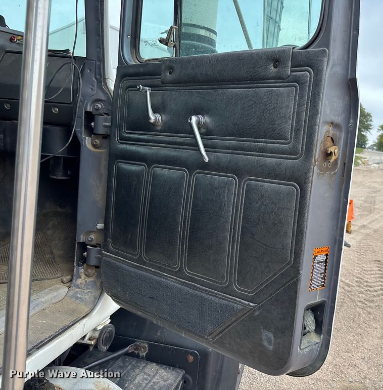 image for item ET4700 1998 Mack RD688S dump truck