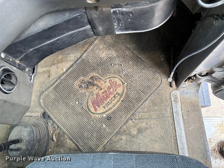 image for item ET4700 1998 Mack RD688S dump truck