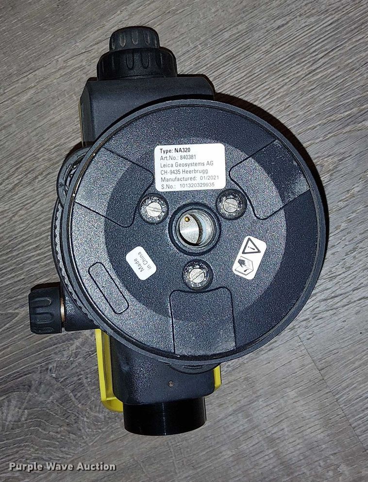 image for item EU2575 2021 Leica NA320 surveying equipment